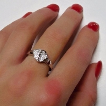 Stříbrný prsten se zirkony Rhodium
