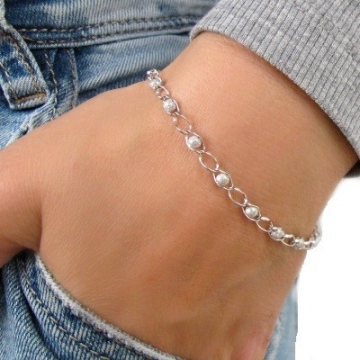 Dámský stříbrný zdobený náramek s kuličkama 19cm