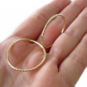 Zlaté dámské náušnice kruhy se vzorem 28mm 1,30g